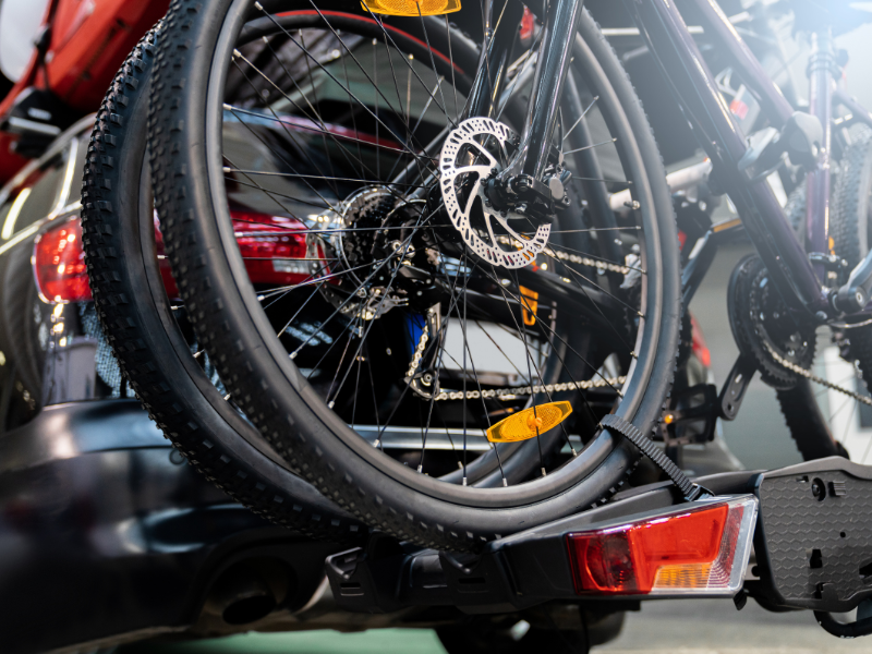 Fahrrad sicher transportieren – der große Ratgeber rund um Möglichkeiten, Heckträger, Vorschriften & Zubehör